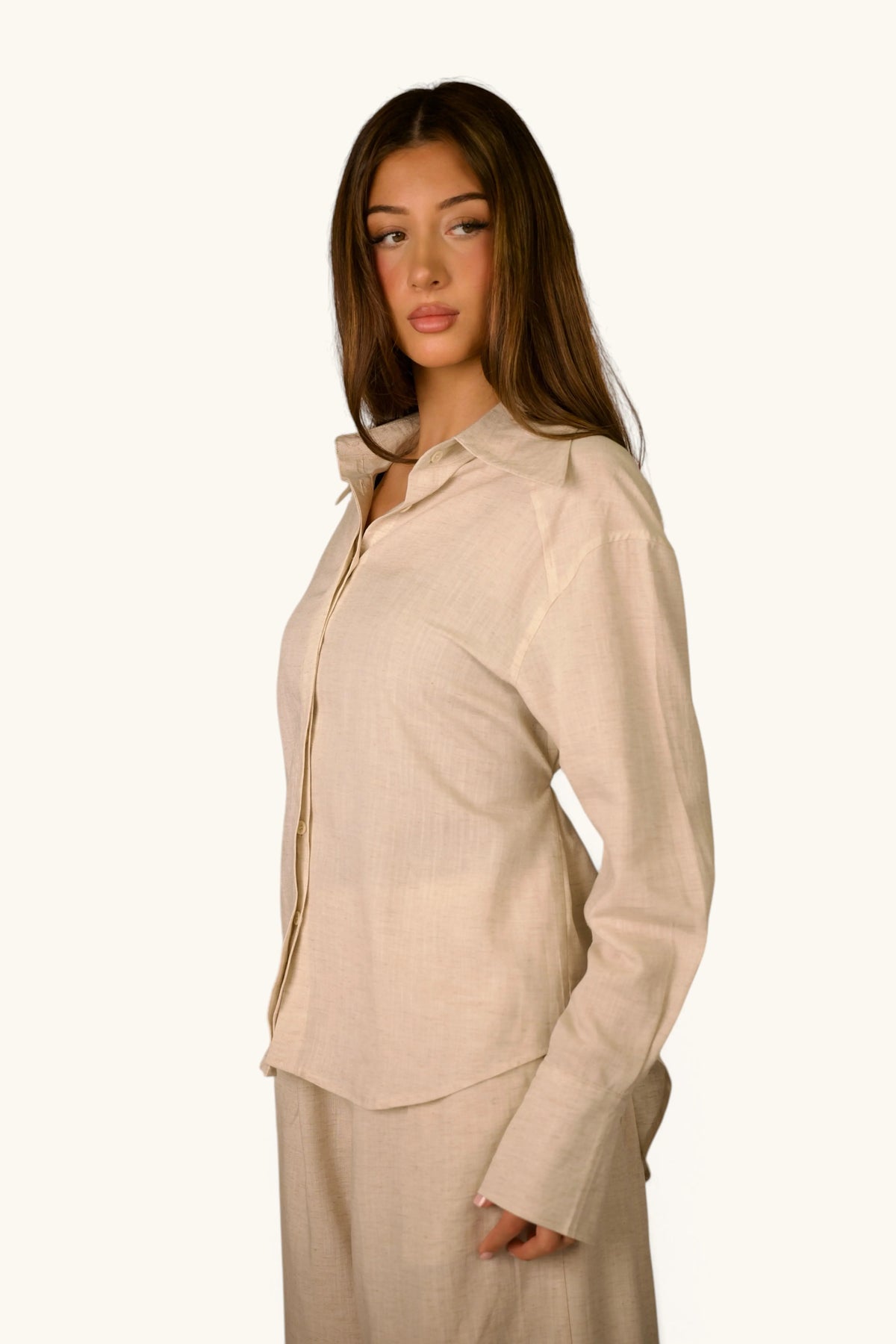 Beige Premium Leinen Bluse von LOSYANA, leichtes Oberteil mit lockerer Passform und kurzen Ärmeln.