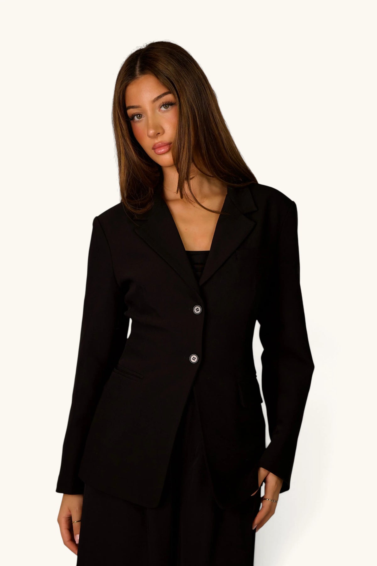 Schwarzer, taillierter Blazer von LOSYANA, elegante Jacke mit passformbetonter Silhouette, ideal für Business und formelle Anlässe.