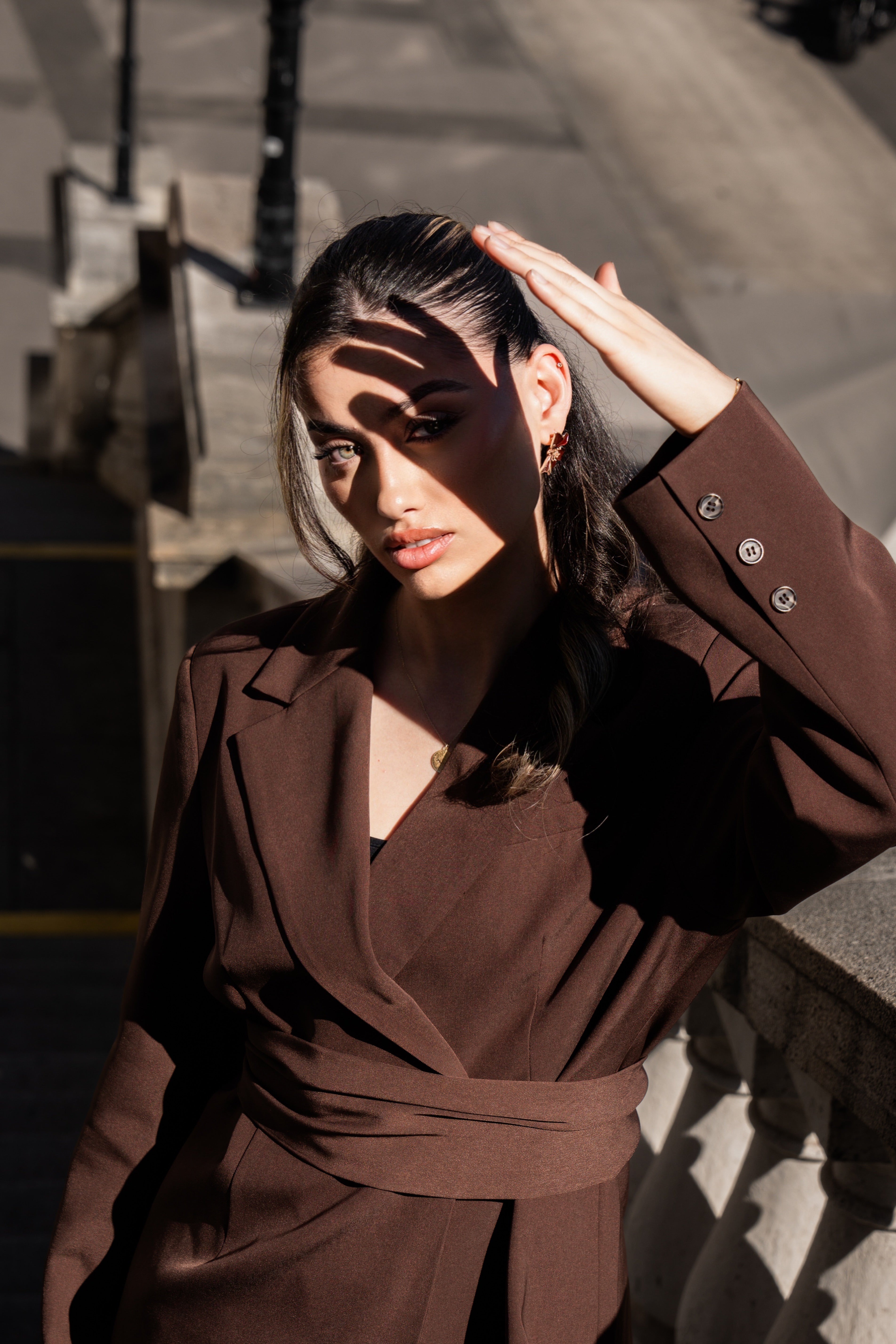 the noble belted blazer - mocca mousse