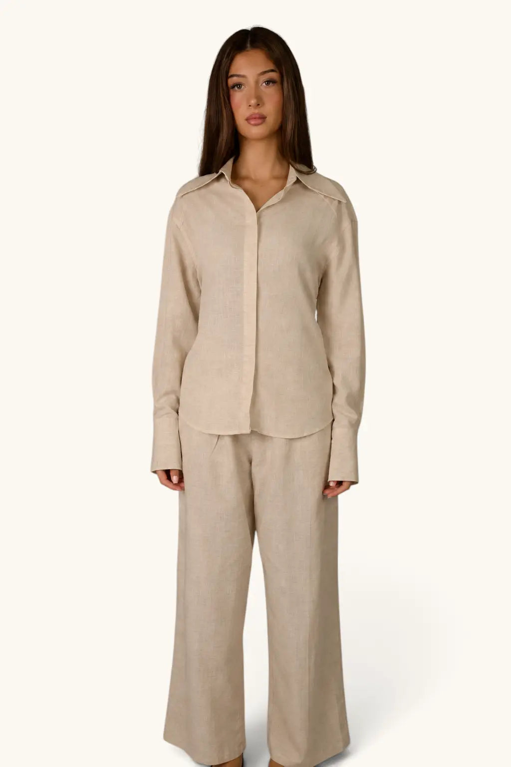 Beige Premium Leinen Bluse von LOSYANA, langärmeliges Oberteil mit lockerer Passform und Knopfleiste.