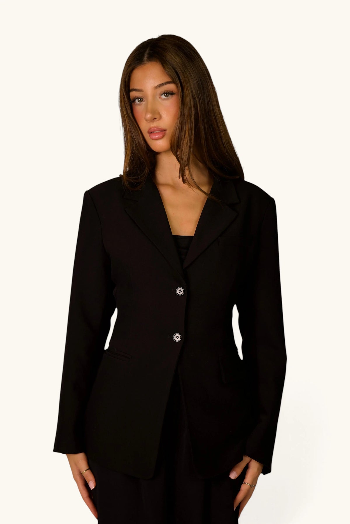 Schwarzer, taillierter LOSYANA Blazer, elegante Jacke mit schmaler Passform, aus hochwertigem Stoff, auf einem weißen Hintergrund.