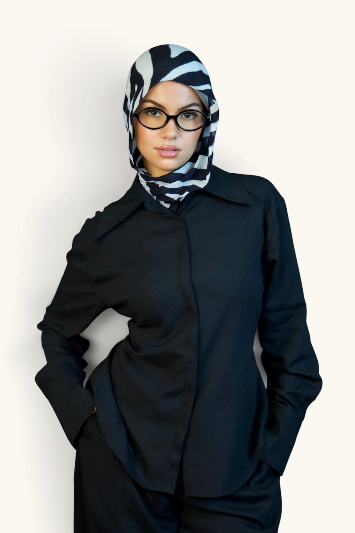 Schwarze Premium Leinen Bluse von LOSYANA, elegantes Oberteil aus Leinenstoff, zeigt den stilvollen Schnitt und die feine Textur.