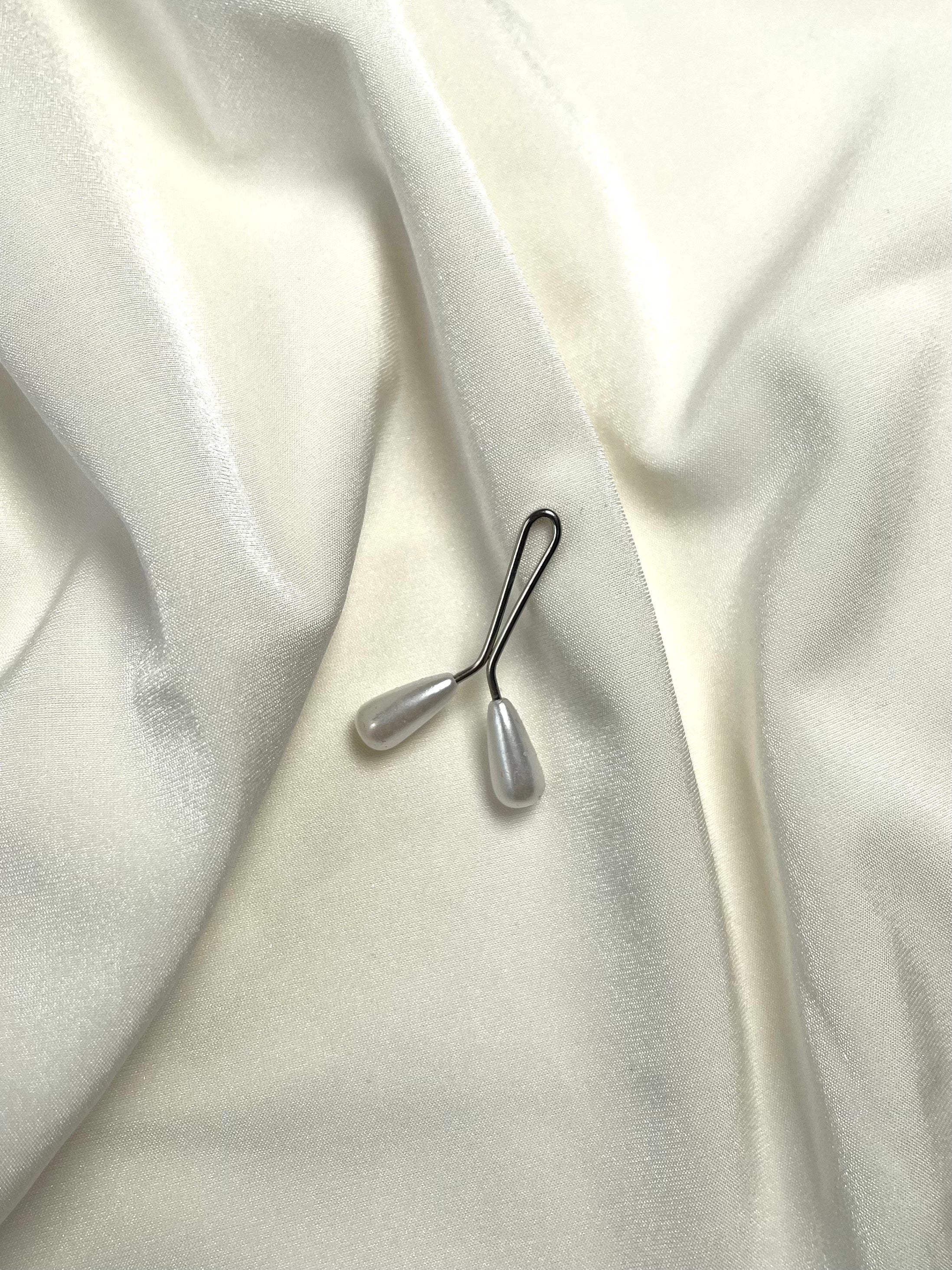 Hijab clip - white pearl